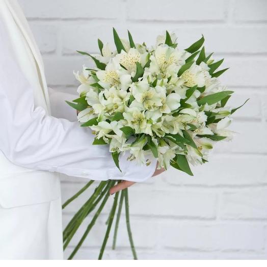 Mononoke of white alstroemerias