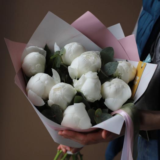 Bouquet of 9 white peonies