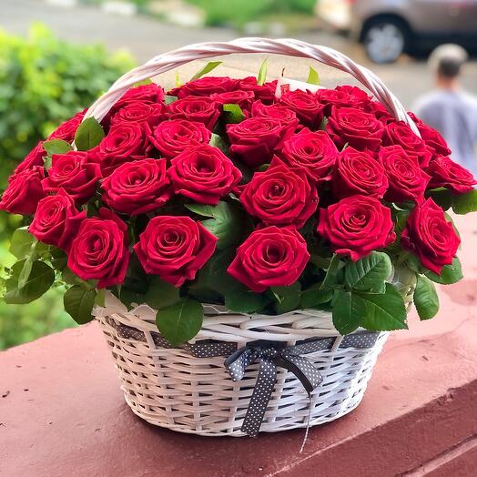 Корзина из  35 красных роз