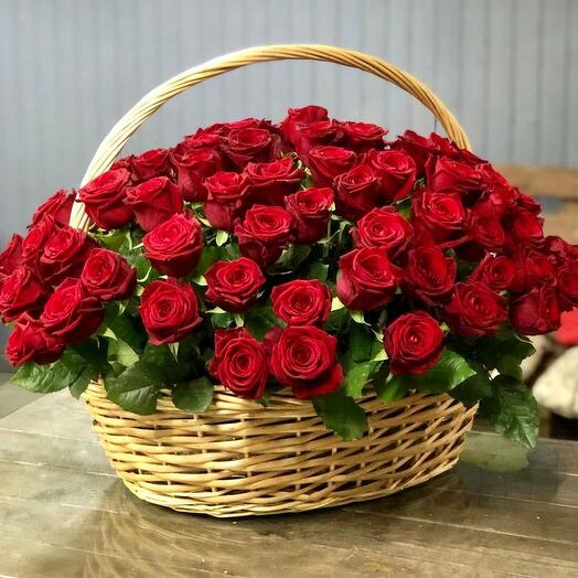 Rosas rojas en la cesta