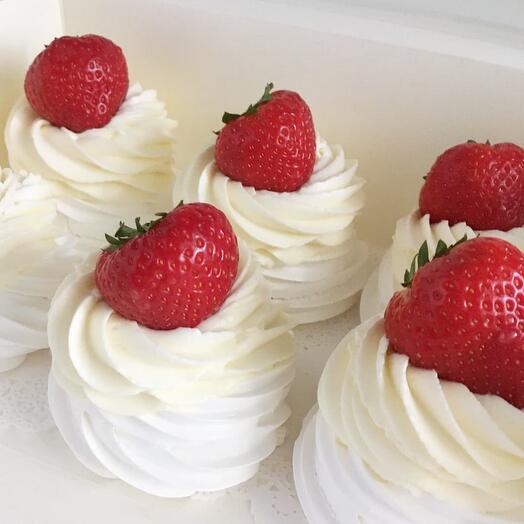 Pavlova Cake