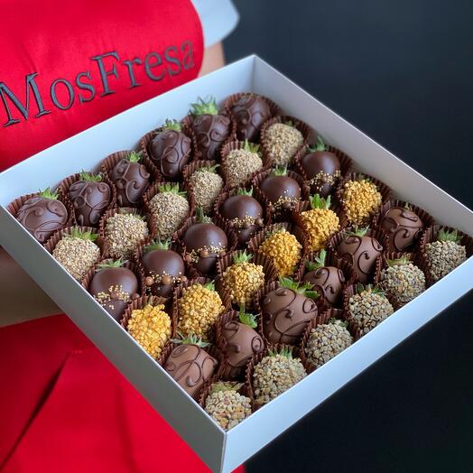 Strawberries in chocolate " Gentle rustle»
