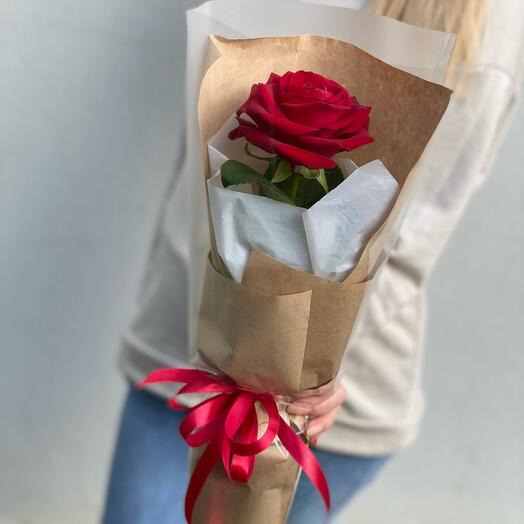 Красная роза в упаковке