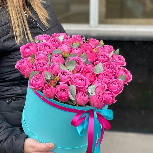 Rosas de arbusto de peonía con eucalipto en Caja