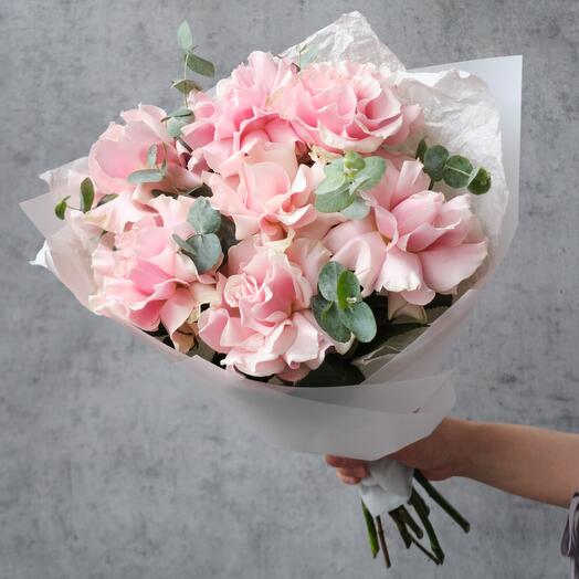 7 rosas francesas rosa Mondial con eucalipto