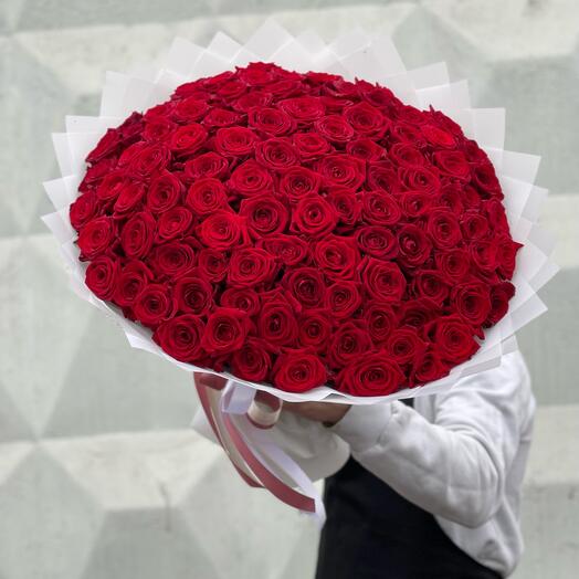 101 red rose in the bouquet