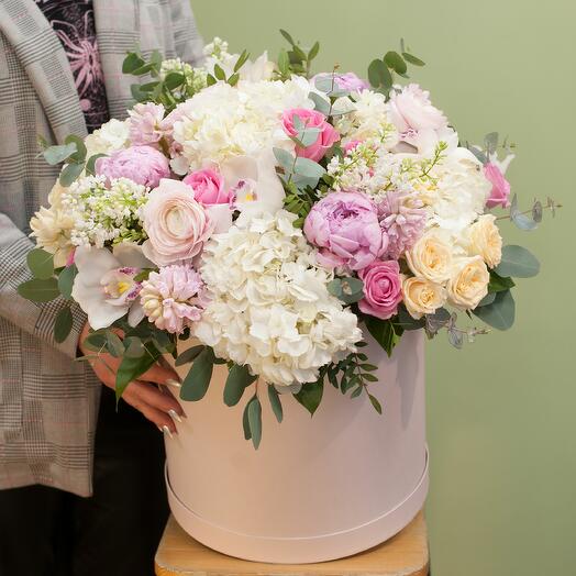 Hat box with yellow roses "One fall day"