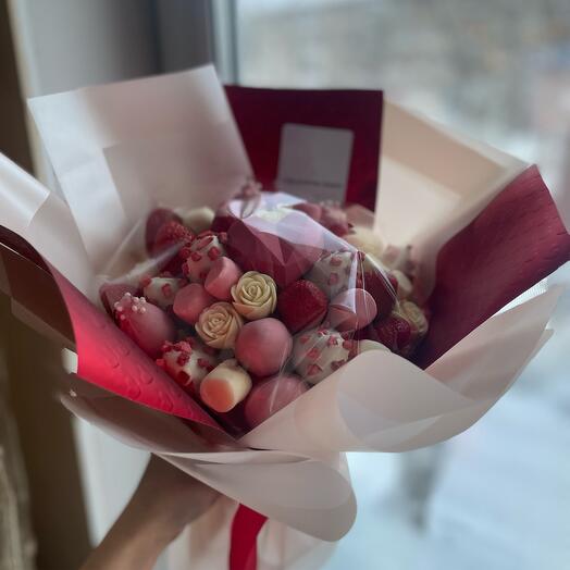 Букет из клубники в шоколаде, шоколадных роз и маршмеллоу