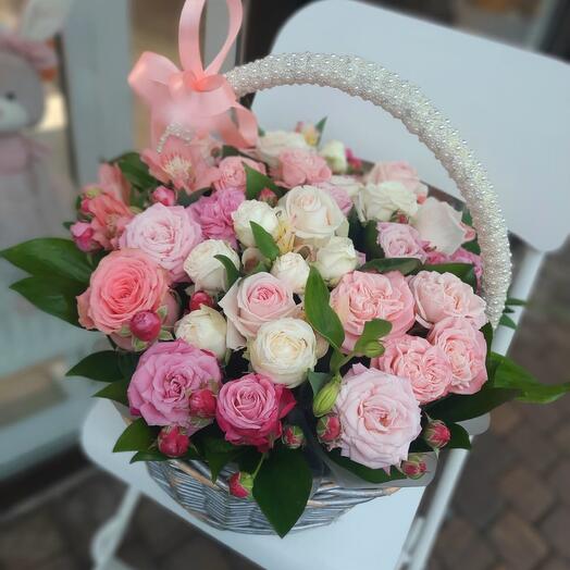 69) корзина с нежно-розовыми розами