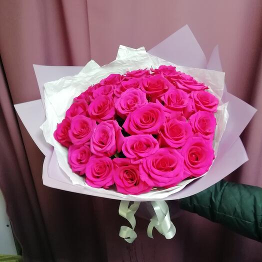 25 розовых роз