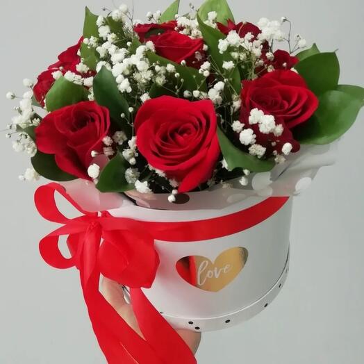 Коробка из 9роз , гипсофилы и рускуса