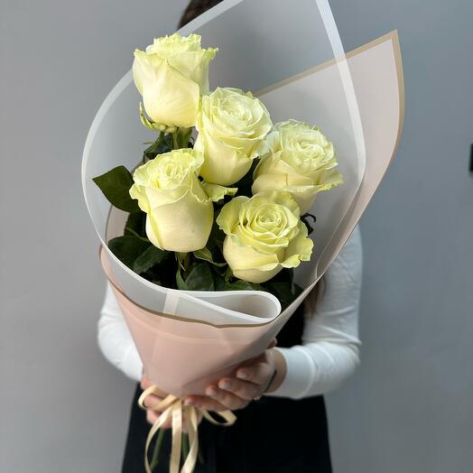 5 rosas blancas