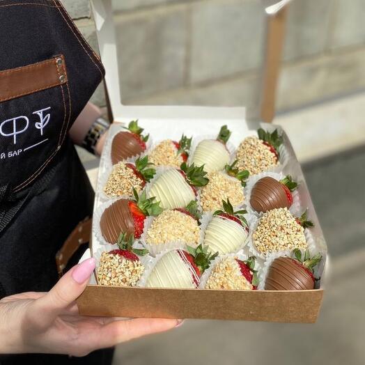 Caja de 16 fresas cubiertas de chocolate