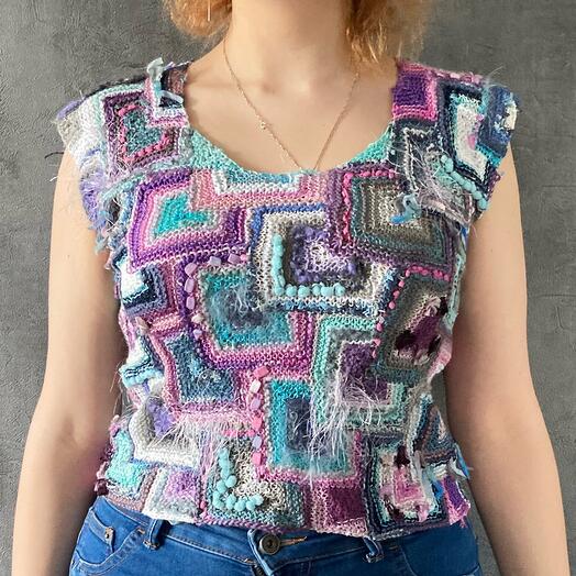 Вязаная майка пэчворк сиреневая