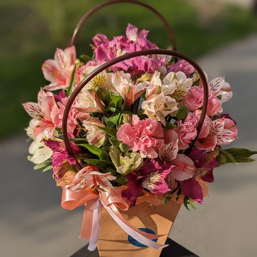"Closer to nature" alstroemeria and dianthus