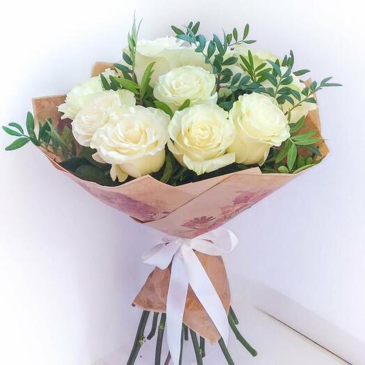 7 rosas blancas con vegetación