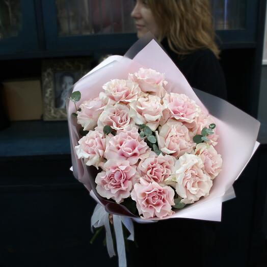 Un gran ramo de 15 rosas francesas con eucalipto