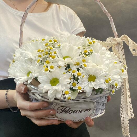 Корзина с цветами ромашками