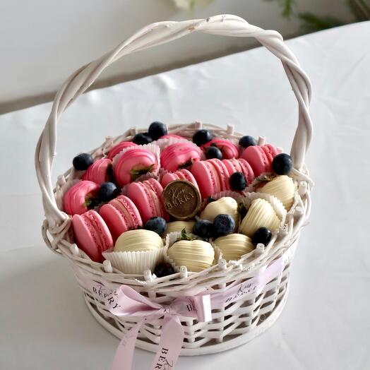 Корзинка с клубникой и макаронс