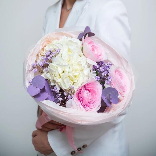 Нежный комплимент с гортензией и ранункулюсами