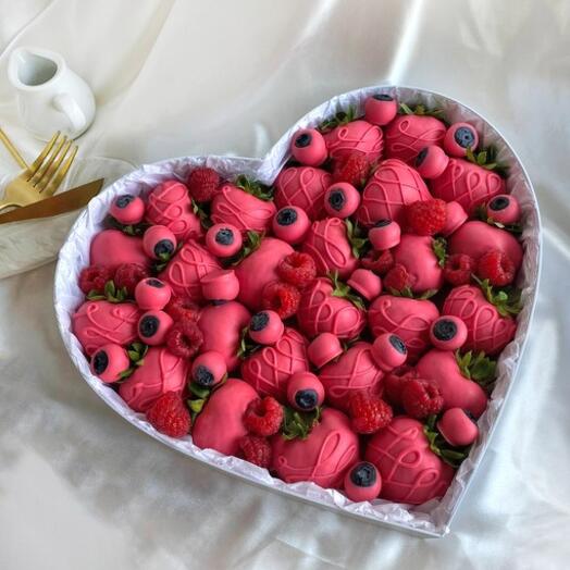 Сердце с клубникой в шоколаде РОЗОВЫЙ ФЛАМИНГО