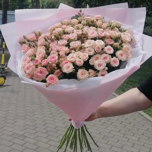 Букет нежных кустовых роз