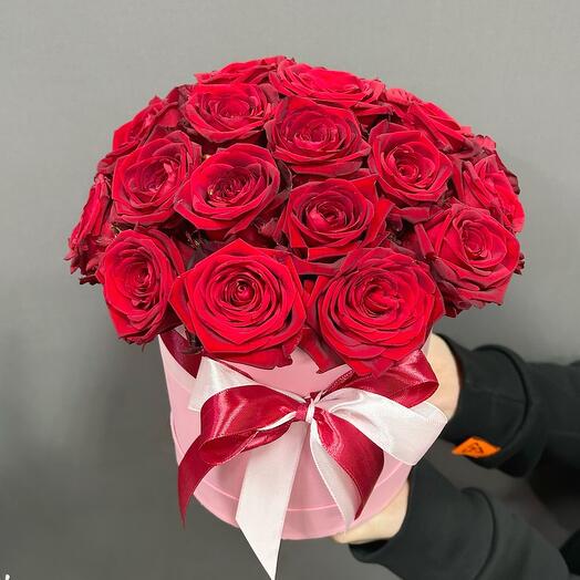 25 красных роз в розовой коробке