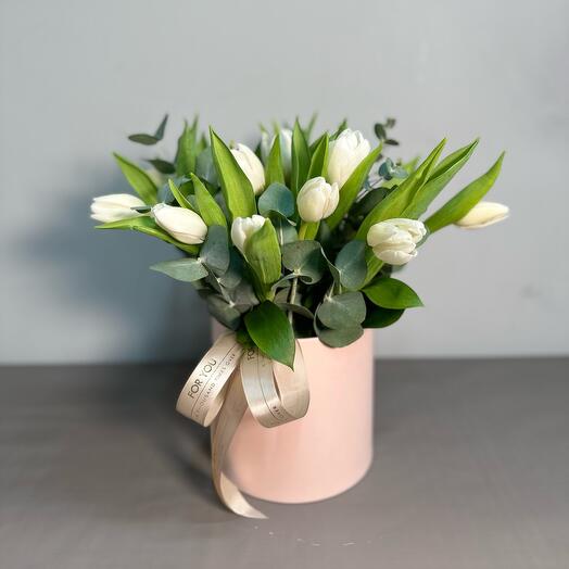 Белые тюльпаны в коробке