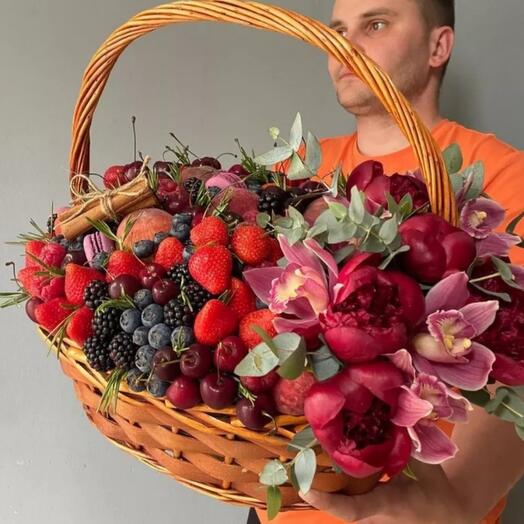Корзина с цветами и ягодами