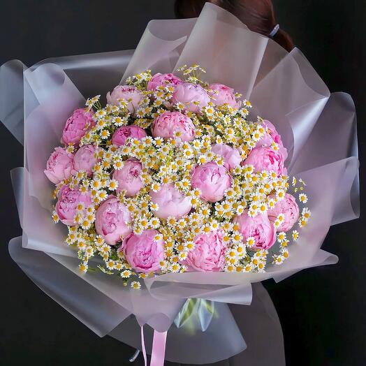 Пионы с ромашками