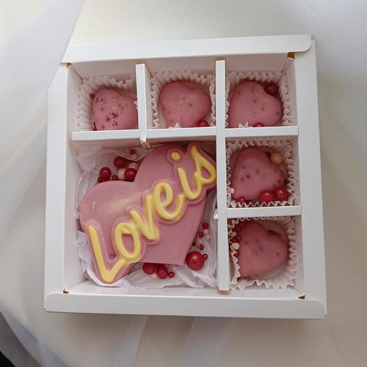Шоколадный набор love is со вкусом клубники