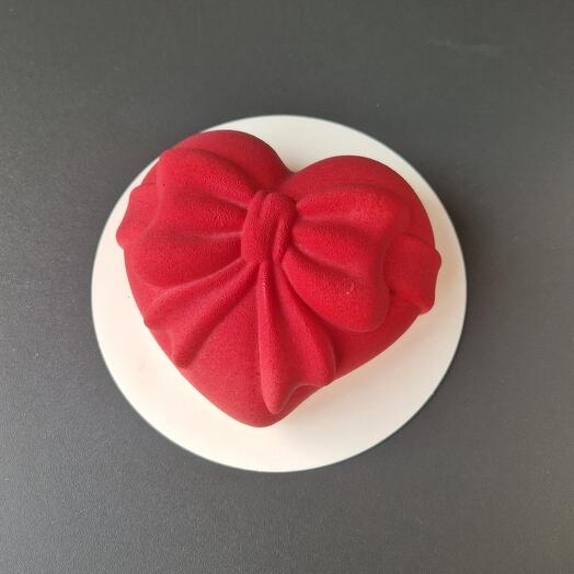 Торт в виде сердца с бантом
