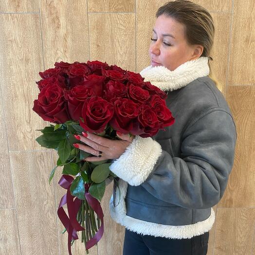 Bouquet of 25 red Ecuadorian Explorer premium roses 60-70 cm