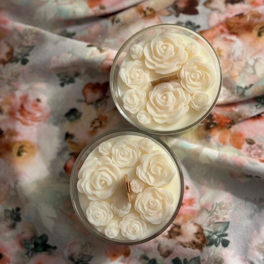 A gift set of 2 aroma candles