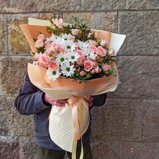 Летний букет с кустовой розой