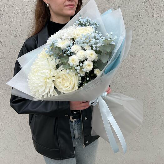 С голубым оттенком и пионовидными белыми розами