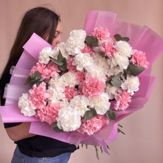 Белые и розовые гвоздики с эвкалиптом 49 шт