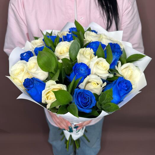 Синие и белые розы с зеленью 25 💙