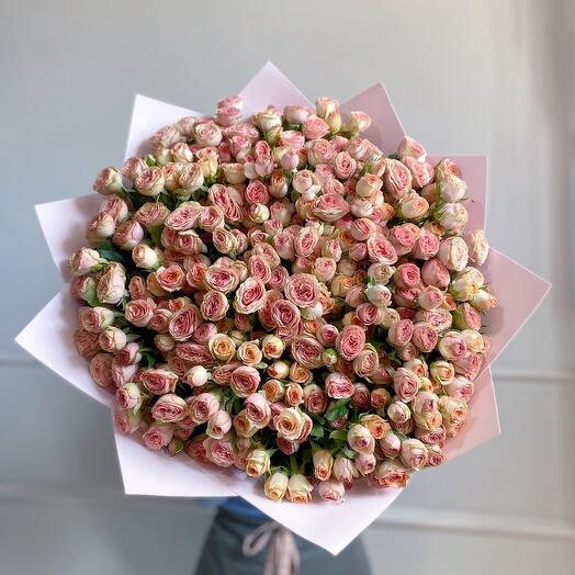 Букет из 51 персиковой кустовой розы