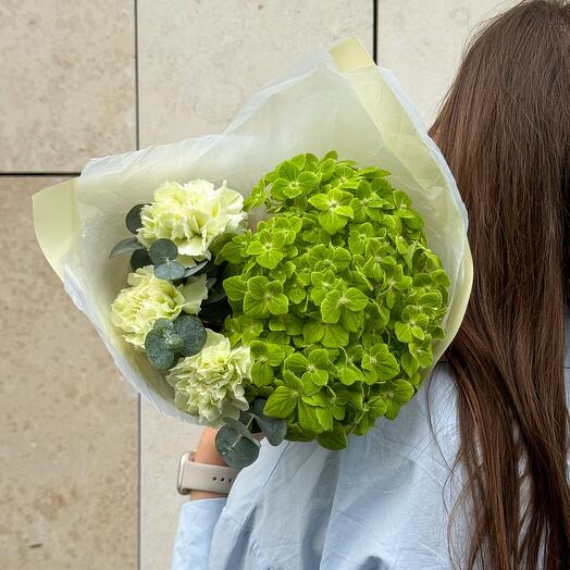 Букет с зеленой гортензией и диантусами. Букет 68 Florish