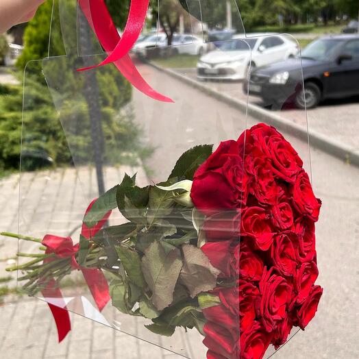 Красные розы в сумке