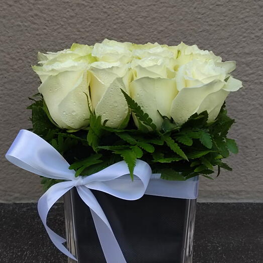 Felicity:12 Stems Of White Roses In A Cube Vase