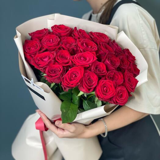 25 rosas Burdeos en un elegante paquete