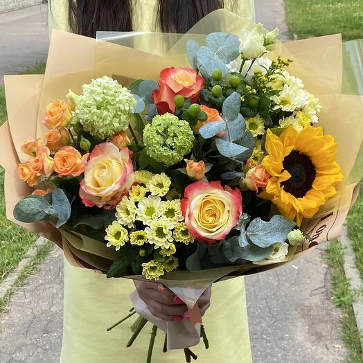 Bouquet of sunflowers, cabaret roses and bush roses: Light and warmth