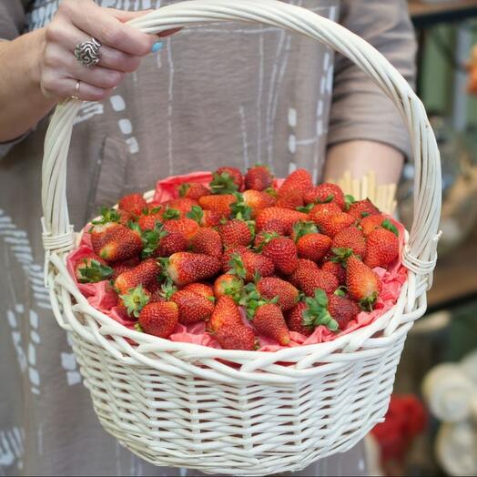 Корзинка с клубникой