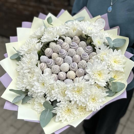 Bouquet with strawberries and chrysanthemum