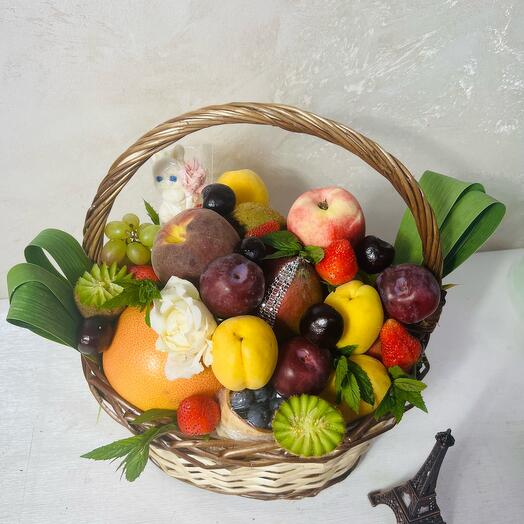 Фрукты в корзине
