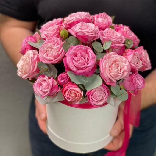 Пионовидная кустовая роза с ароматным эвкалиптом в коробке