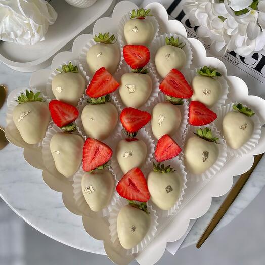 Клубника в шоколаде с золотом