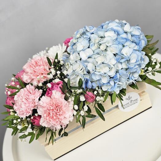 Blue hydrangea with dianthus and peony-shaped roses in a box
